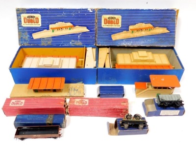 Hornby Dublo, including Hornby OO D13 station, SD6 20 tonne bulk grain wagon, low sided wagon D1 with cable drums, boxed and unboxed, and two Clipper transformers. (a quantity)