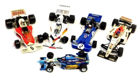 Diecast F1 vehicles, including a Minichamps Benetton B195 1995, McLaren M23 Ford, Corgi McLaren N23B F1, a BAR Honda 03 2001, and a Tyrrell 003 World Champion 1971. (5)