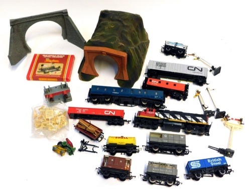 OO gauge and HO gauge rolling stock and accessories, to include a Lifelike 5506 CN locomotive, Mainline Parcels Car, CN Refrigerator box car, CN caboose, tunnel, O gauge Hornby Meccano buffet stop, various signals, etc. (1 box)