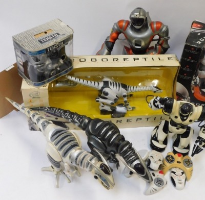 Wowwee Robotics boxed Robosapien and Roboreptile, and unboxed robosapien and Roboreptiles. (a quantity) - 2