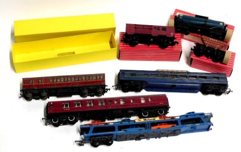 Hornby OO and other OO gauge rolling stock, including a LMS crimson coach, Hornby OO gauge 4315 horsebox BR, Hornby OO 4685 ICI Caustic Liquor Bogie wagon, 4626 Press Flora bulk cement wagon BR. (1 tray)