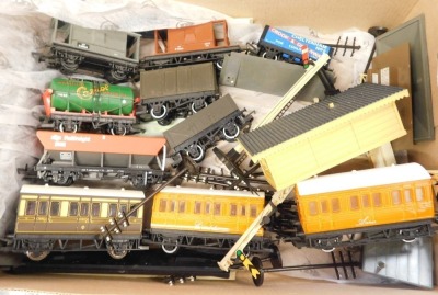 Hornby OO gauge, comprising track, tunnel, outbuilding, owners manual, play set, wagons, Rail Freight, etc. (1 box) - 2