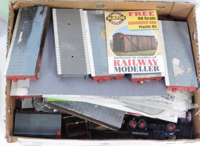 Railway OO/HO gauge cardboard cut out buildings, accessories, grass, foam, etc. (2 boxes) - 2