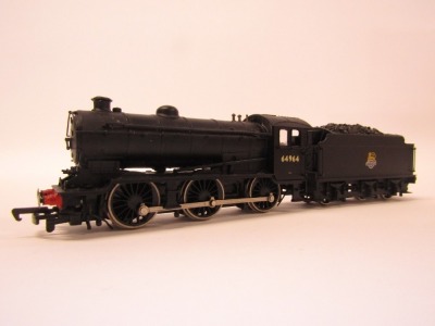 A Bachmann Branch Line OO gauge Gresley J39 Class locomotive, 0-6-0, 64964, BR black early crest, 31851. - 5