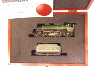 A Bachmann Branchline OO gauge Thompson class B1 locomotive Mayflower, 4-6-0, 1306, LNER green, limited edition number 1009/2000, in presentation case. - 3