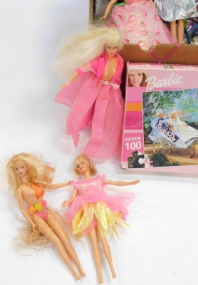 A group of Barbie, Sindy and other unnamed dolls. (1 box) - 3