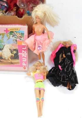 A group of Barbie, Sindy and other unnamed dolls. (1 box) - 4