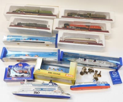 Atlas Editions and other diecast, including Hornby Minic Ships Queen Elizabeth, SS United States, Gilbow RMS Titanic, Atlas Editions static OO gauge locomotive models, etc. (2 trays)