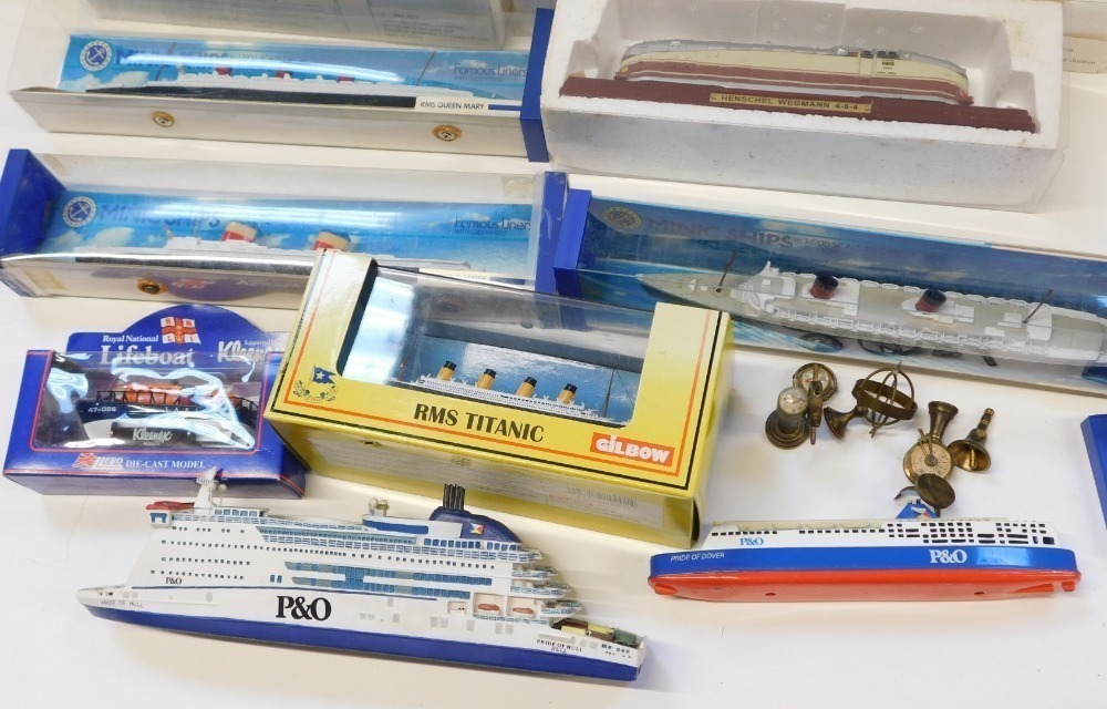 Atlas Editions and other diecast, including Hornby Minic Ships Queen  Elizabeth, SS United States, Gilbow RMS Titanic, Atlas Editions static OO  gauge locomotive models, etc. (2 trays)