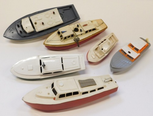 Triang, Chad Valley, Sutcliffe models, and other tinplate and plastic clockwork boats. (6)