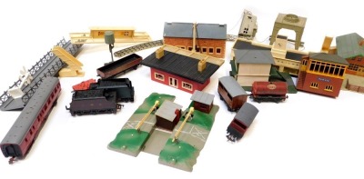 Hornby, Playcraft, and other OO gauge rolling stock and buildings, including R457 set of seven incline piers, R188 river bridge, 2400 Hornby OO TPO mail van set, SO Star Light wagon, etc. (1 trays)