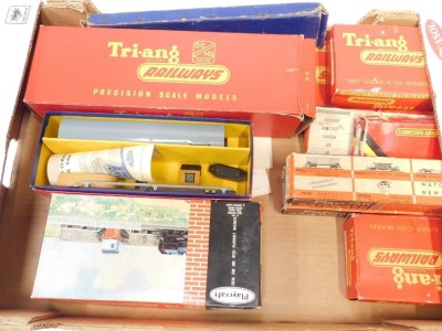 Hornby, Playcraft, and other OO gauge rolling stock and buildings, including R457 set of seven incline piers, R188 river bridge, 2400 Hornby OO TPO mail van set, SO Star Light wagon, etc. (1 trays) - 2