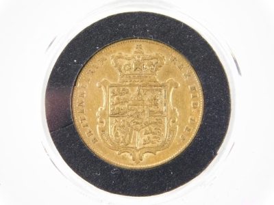 A George IV gold shield back full sovereign, 1825, in plastic casing and Hatton's of London box, with paper work. - 2