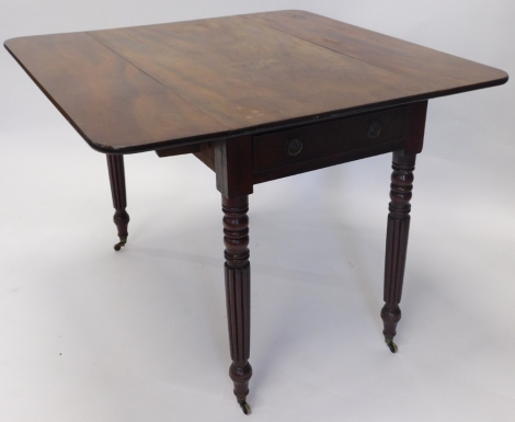 A William IV mahogany Pembroke table, with frieze drawer on reeded legs terminating in brass castors, 69cm high, 92cm wide, 53cm deep.