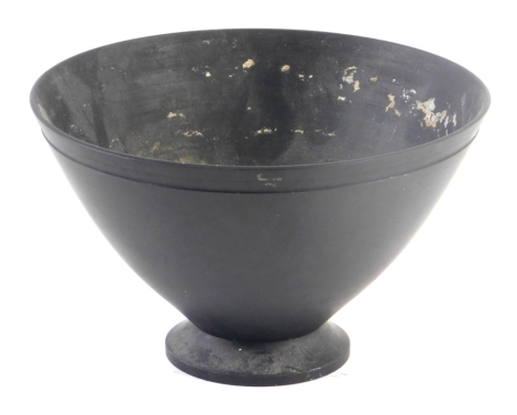 A Wedgwood Keith Murray design black basalt bowl, impressed and printed marks to underside, 17cm diameter. (AF)