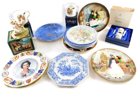 Various wall plates, to include Royal Doulton The Old Balloon Seller, 26cm diameter, another Biddy Penny Farthing D6666, various other wall plates, Aynsley, boxed figures, etc. (a quantity)