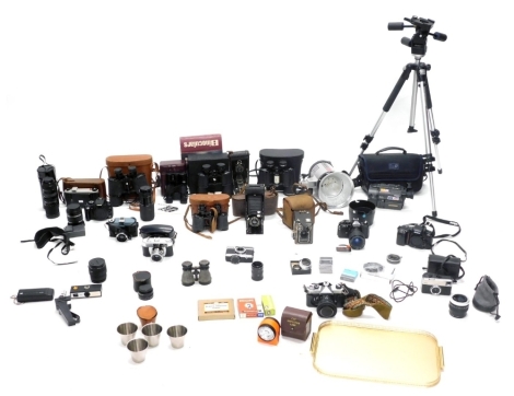 Various cameras, related equipment, and other accessories, tripods, various cased cameras, Fuji and others, a Canon 0.28M/0.9FT lens, 11cm high, various other cameras and related items, a Canon 710037 1:4.0 lens, etc. (a quantity)