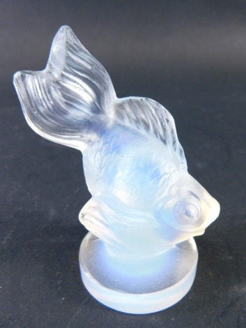 A Sabino type opalescent glass figure of a fish, unmarked, 7cm high.