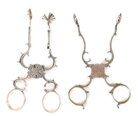 Two pairs of George III silver sugar bows, each with shell shaped ends etc, 2.64oz overall. (AF)