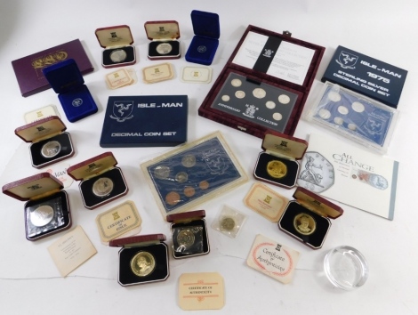 Various coins, St Helena 1673-1973 cased coin, various other cased, Pobjoy Mint Silver Jubilee crown, various others, Isle of Man, limited edition sterling silver twenty five pence cat coin, Winston Churchill commemorative coin, coinage of Great Britain 1