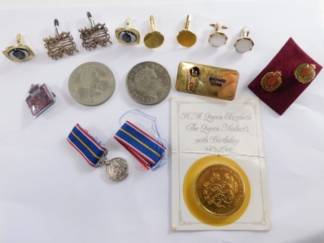 A group of gentleman's jewellery, comprising plated cuff links, Diana commemorative coins, miniature National Service replica medal and a Queen Elizabeth The Queen Mother 90th Birthday collectors coin.