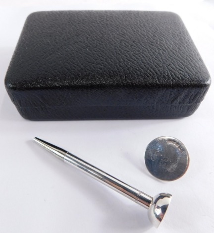 A presentation cased golf tee and marker, stamped sterling and engraved with initials PPP, 9.3g.