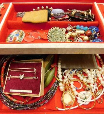 Various costume jewellery and effects, rings, brooches, faux pearls, oval brooch, 4cm wide, etc. (1 box)