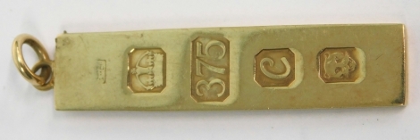 A 9ct gold ingot, with plain circular top, 5cm high, 7.5g.