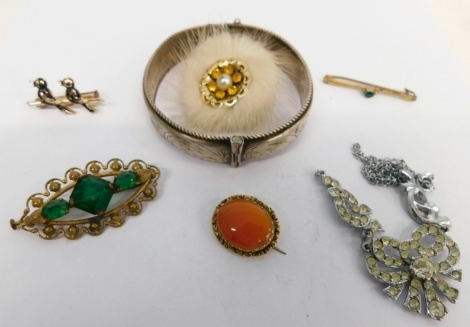 Various jewellery and effects, silver etched bangle, 7cm wide, costume brooch set with three paste green stones, further oval brooch, bar brooch, Scottish brooch, another with birds, etc. (a quantity)