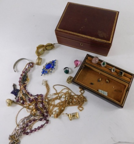 Various costume jewellery and effects, a dress ring with oval centre, set with glass section, large costume brooch in blue, 6cm wide, etc., contained in a brown leather jewellery box.