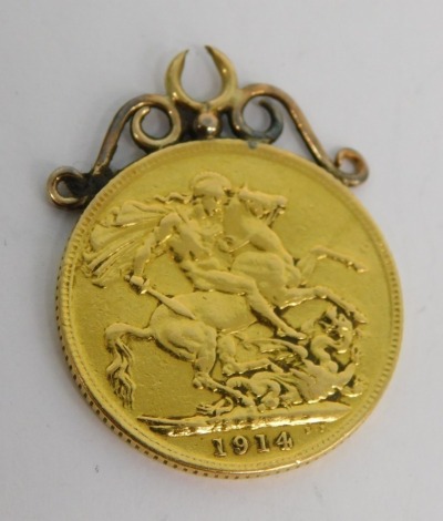 A George V full gold sovereign, 1914, with unmarked mount, 8.3g all in.