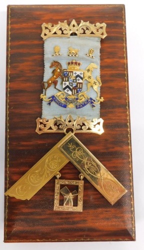 A 15ct gold and enamel Masonic jewel, marked Amor Vincit Patriae, with set square, engraved Presented to W Bro Fred K Patman WM, of the Earl of Yarborough Lodge number 2770, During 1927-1928 by His Officers and Brethren as a Token of Esteem and Regard, 13