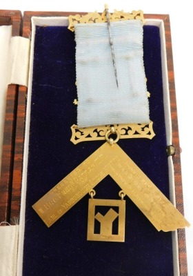 A 15ct gold and enamel Masonic jewel, marked Amor Vincit Patriae, with set square, engraved Presented to W Bro Fred K Patman WM, of the Earl of Yarborough Lodge number 2770, During 1927-1928 by His Officers and Brethren as a Token of Esteem and Regard, 13 - 3