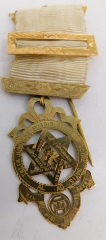 A 9ct gold Masonic jewel, marked Talia Jungere Possis Sit Tibi Scire Satis, with ribbon and pin, 7g all in.