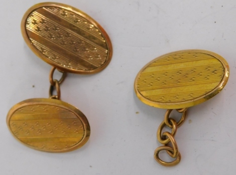 A pair of 9ct gold part engine turned cufflinks, one lacking end, 2cm high, 5.6g. (2, AF)