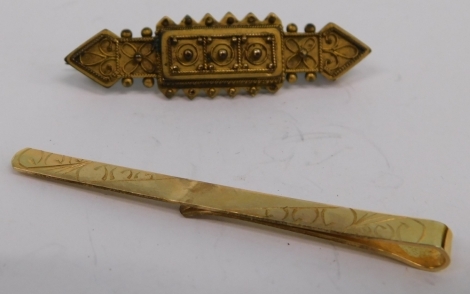 An early 20thC brooch, with mitre ends, and plain pin back, unmarked, and a 9ct gold tie clip, 2.2g. (2)