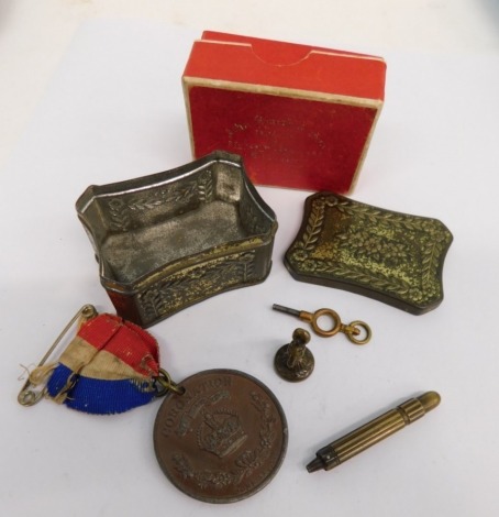 Various collectable items, watch key, seal, tin, 9ct gold peace emblem, Chester 1919, 3.5g, George V and Queen Mary medal, etc. (a quantity)