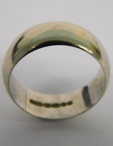 A 22ct gold wedding band, 5.7g.