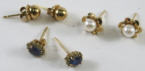 Three pairs of stud earrings, comprising a pair of 9ct gold studs with rope twist border, pair of cultured pearl and 9ct gold studs, and a pair of sapphire and diamond cluster studs, 2.6g all in. (3)