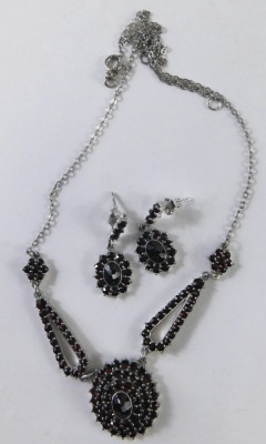 An imitation garnet necklace and earring set, in late Edwardian style with layered centre and teardrop pendants, in plated mounts. - 2