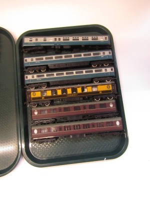 Hornby class 43 HST locomotive sets and rolling stock, including Inter City 125 Inter City coaches, Pullman coaches, and LMS coaches. (2 trays) - 3