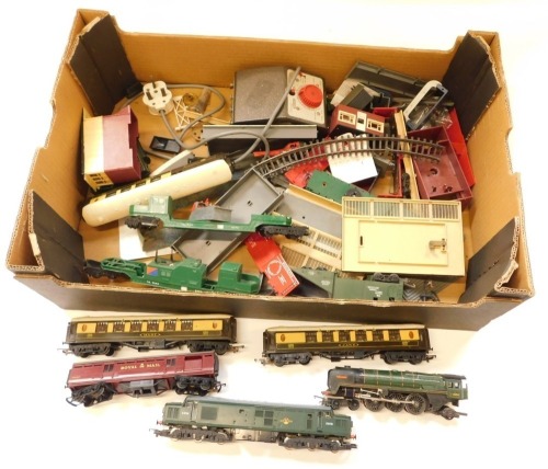 Hornby and other OO gauge locomotives, rolling stock, and accessories, including BR standard class 7MT Britiannia, class 37 diesel locomotive, Triang power unit, Pullman coaches, Royal Mail TPO, etc. (1 box)