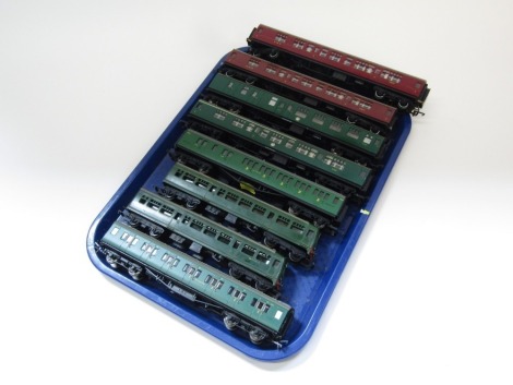 Hornby and other OO gauge coaches, including Southern Railway third class guard brake coach, British Rail brake coach, British Rail first class coach, etc. (1 tray)