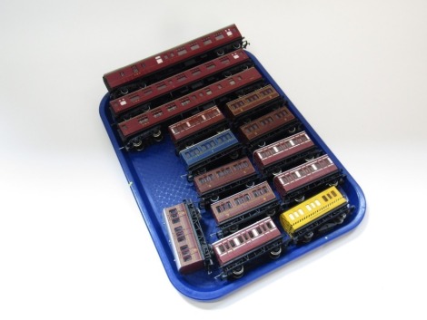 Hornby OO gauge coaches, including LMS guards coach, LMS third class coach, LMS first class coach, etc. (1 tray)