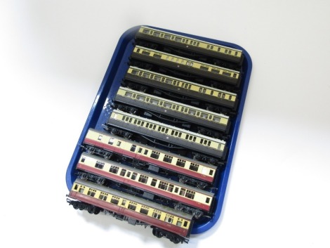 Hornby and Triang OO gauge coaches, including GWR restaurant car third, third class guard coach, GWR first and third class coach, etc. (1 tray)