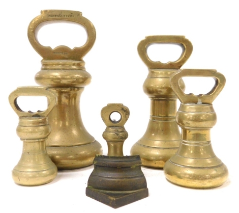 A graduated set of brass bell weights, from 8oz-7lb.