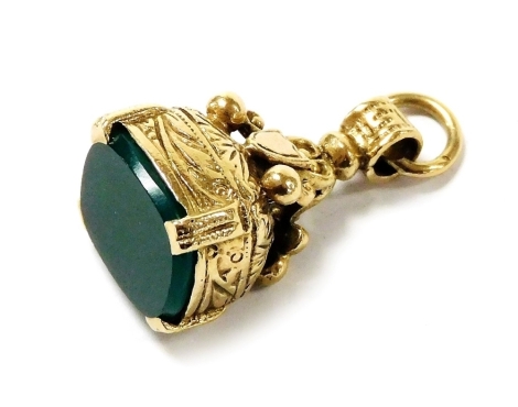 A 9ct gold and green agate fob pendant, the agate undecorated, in an engraved mount, 4.1g.