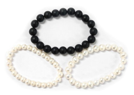 A fresh water pearl bracelet, another with smaller pearls, and an onyx bead bracelet. (3)