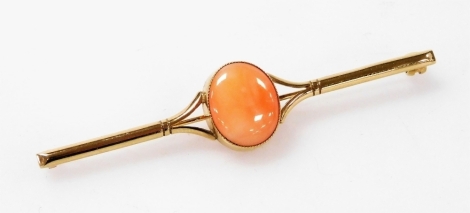 A 9ct gold and coral set bar brooch, 3.4g.