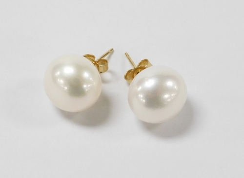 A pair of 9ct gold and cultured pearl stud earrings, approx 11mm diameter.